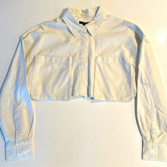 NWT Forever 21 Twill shirt, chest patch pockets, and cropped hem. Medium, Cream. - Picture 3 of 6
